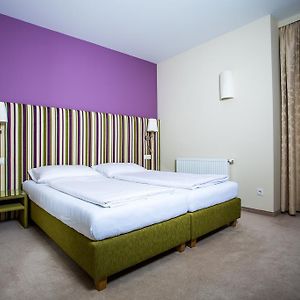 Zimmer mit Kingsize-Bett